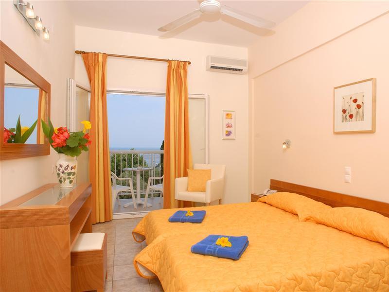 Ipsos Beach Hotel Esterno foto
