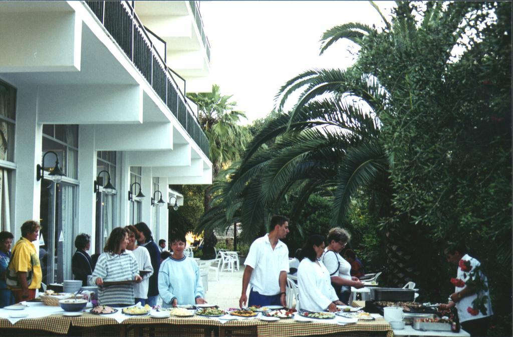 Ipsos Beach Hotel Esterno foto