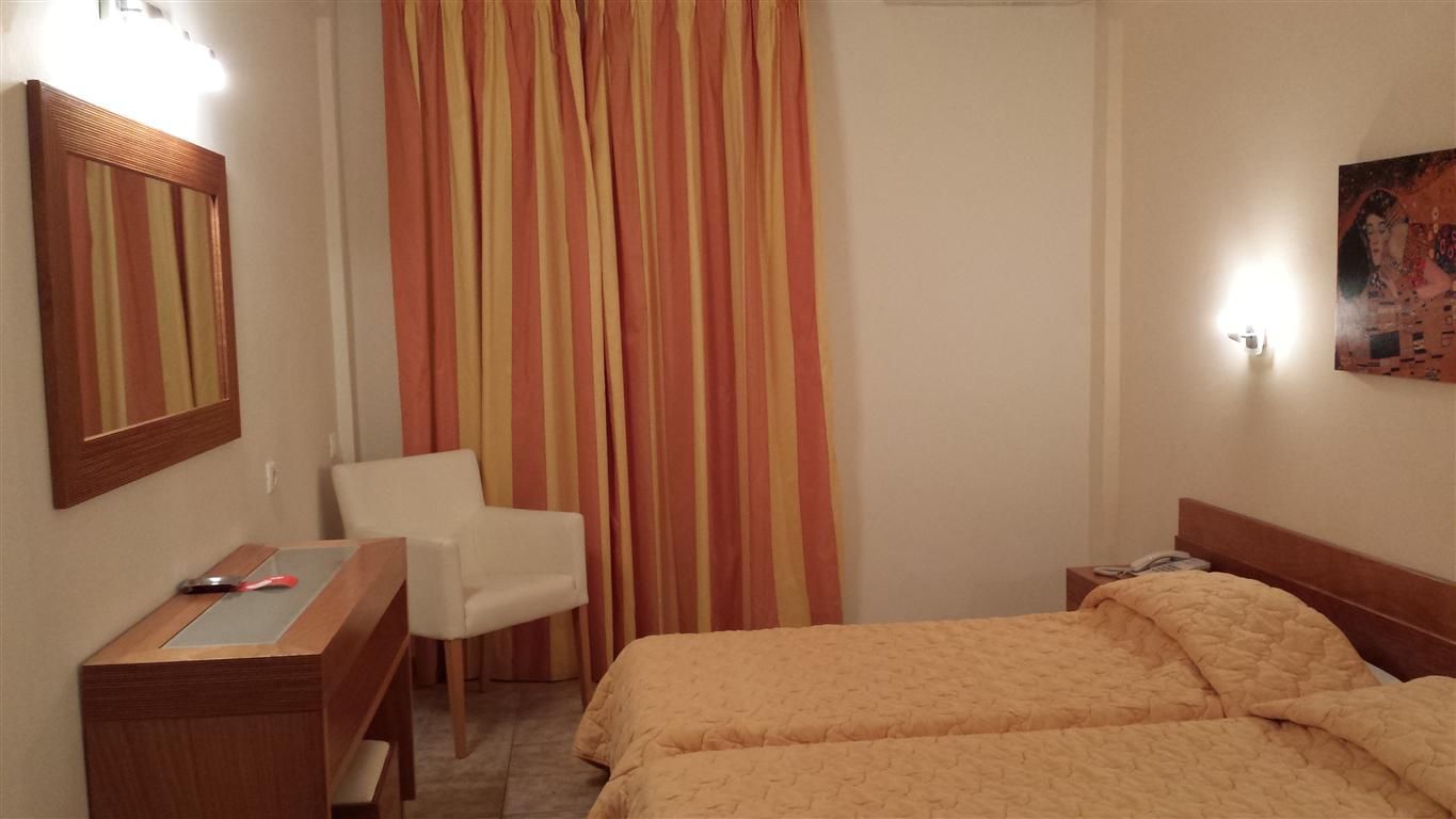 Ipsos Beach Hotel Esterno foto